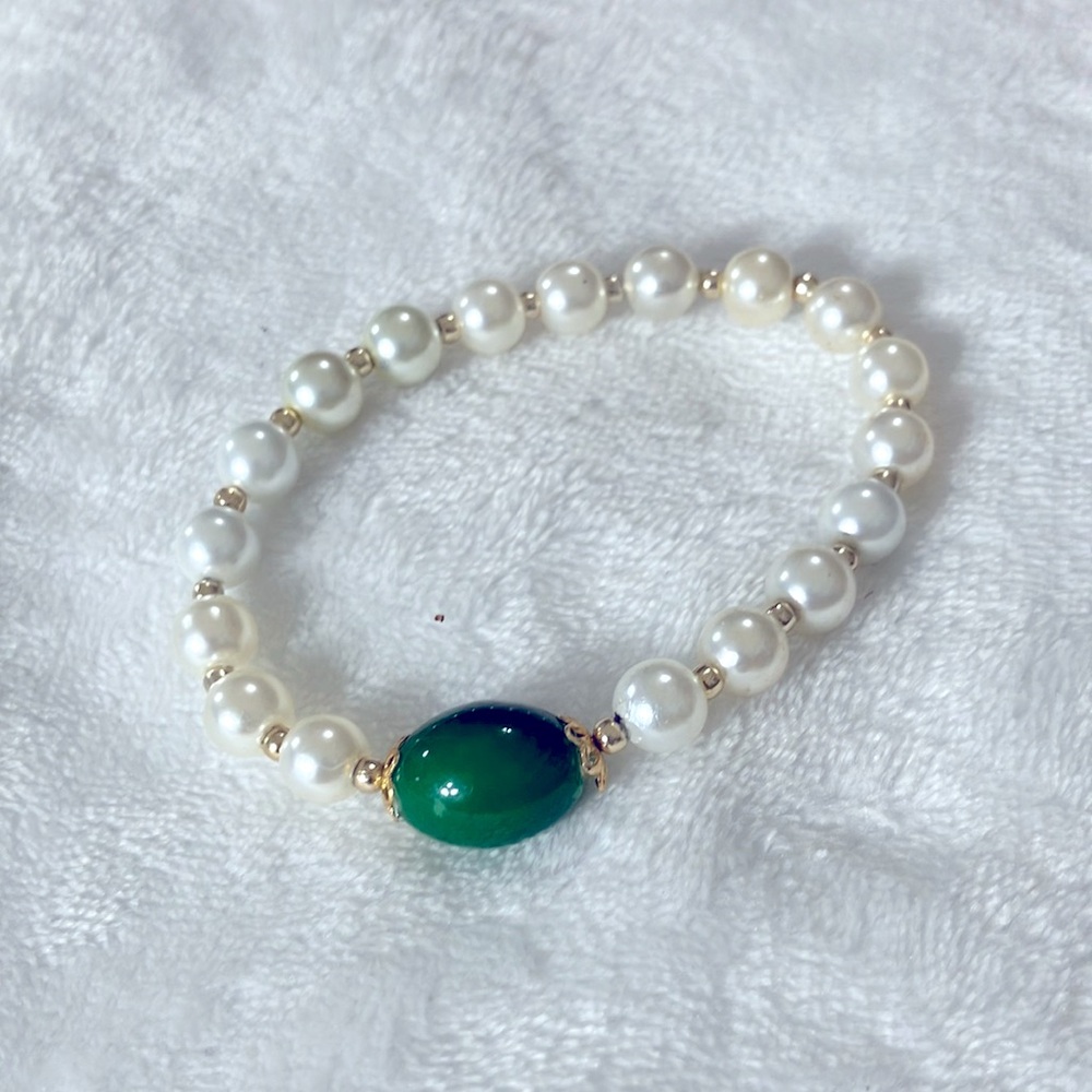 Elegant Pearl and Emerald Green Bead Bracelet